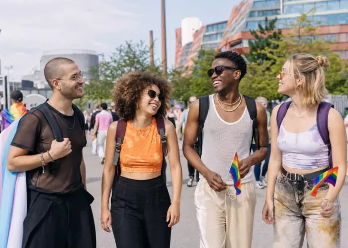 Resenärer med ryggsäckar under Stockholm Pride 2026