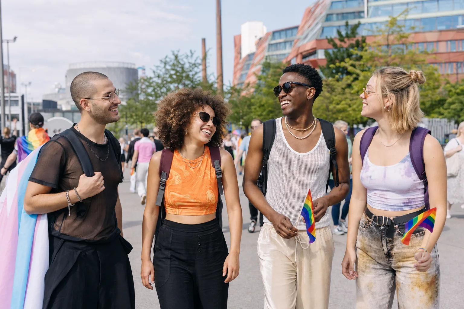 Resenärer med ryggsäckar under Stockholm Pride 2026